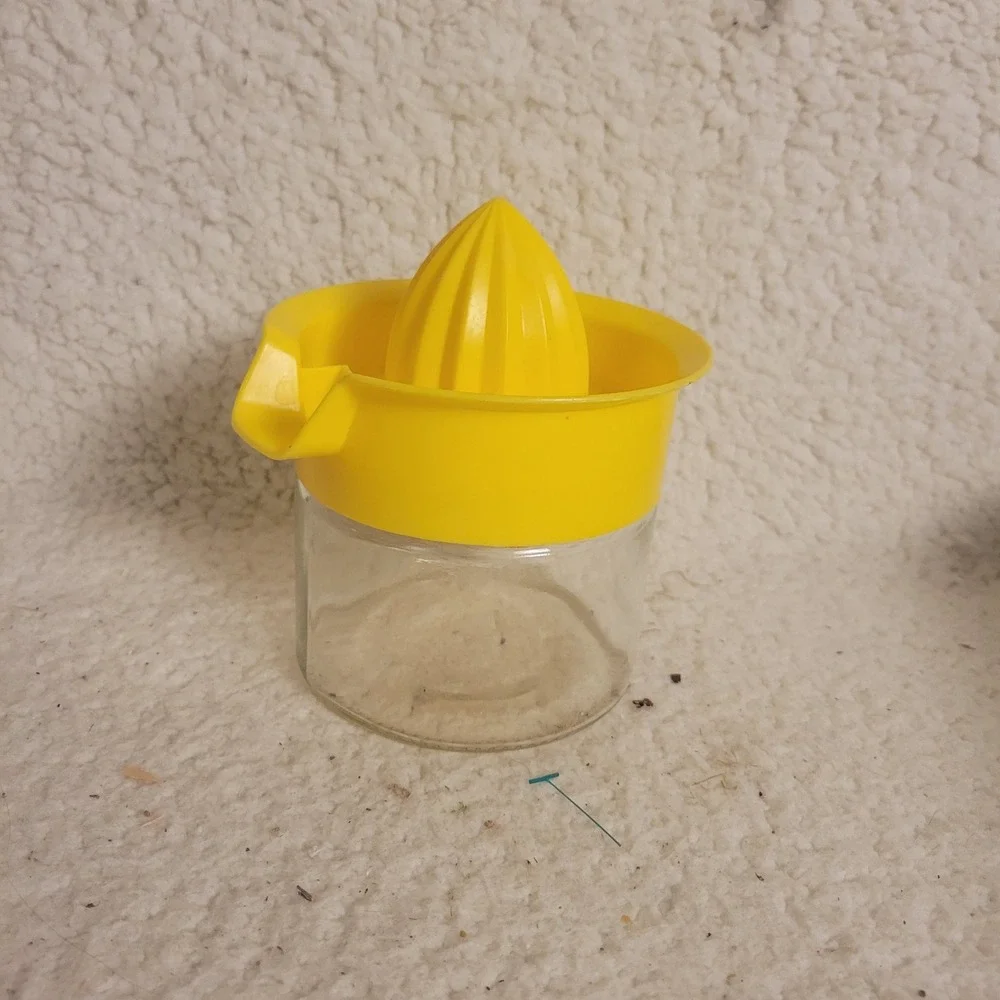 Unbranded Citrus Juicer Kitchen OS Yellow Excellent Retro Glass Manual Reamer